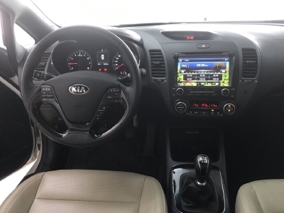 Bán Kia Cerato 1.6MT màu trắng số sàn sản xuất 2017 đi 18000km xe gia đình