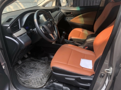 Cần bán xe Toyota Innova 2.0E số sàn đăng ký 10/2017