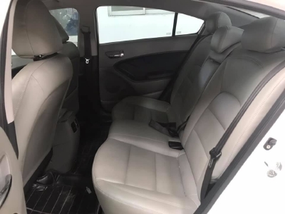 Bán Kia K3 2.0AT màu trắng số tự động sản xuất cuối 2015 biển Sài Gòn mẫu mới
