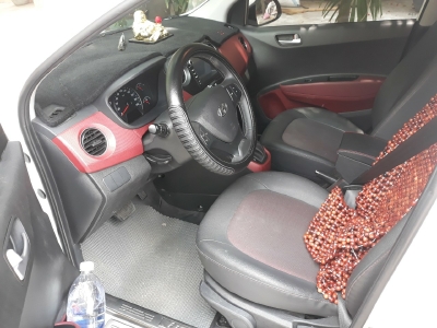 Bán Hyundai Grand i10 sedan 1.2AT màu trắng số tự động sản xuất 2018 biển Sài Gòn 1 chủ