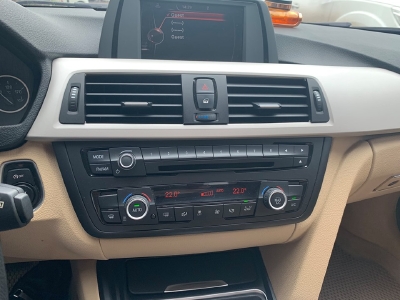 Cần bán xe BMW 320i 2014 đk 2015 số tự động màu trắng