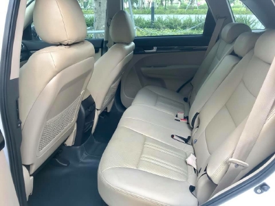 Cần bán Kia sorento GAT, sản xuất 2017, số tự động, máy xăng, màu trắng