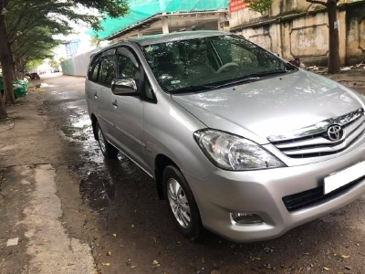 Cần tiền bán xe cọp Innova 2011, số sàn, màu bạc, máy xăng