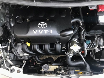 Kẹt tiền bán xe Yaris 2009 màu bạc số tự động nhập Nhật Bản