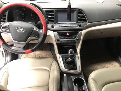 Bán Hyundai Elantra 1.6MT màu trắng số sàn sản xuất 2018 xe như mới