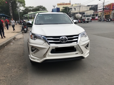 Gia đình cần bán Fortuner 2017, số tự động, hai cầu, máy xăng, màu trắng