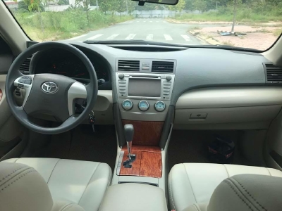 Nhà cần tiền bán gấp xe Toyota Camry LE đời 2007 số tự động màu nâu vàng