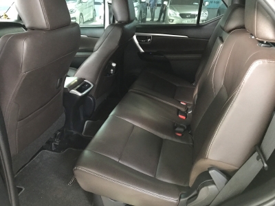 Bán Toyota Fortuner 2.8V 2 cầu số tự động máy dầu nhập khẩu INDONESIA T5/2019 màu đen VIP đi 8000km