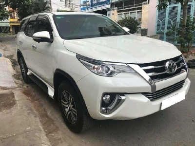 Gia đình cần bán Fortuner 2018, số tự động. máy xăng, hai cầu, màu trắng