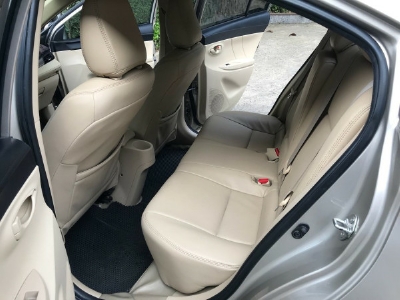 Cần bán xe Toyota Vios 2017 màu nâu vàng số tự động, odo 33 ngàn km