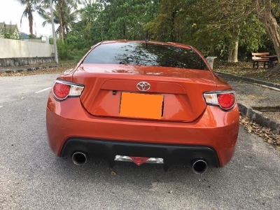 Kẹt tiền bán xe Toyota 86 đklđ 2016 màu vàng cam 2 cửa thể thao