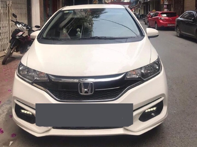 Bán gấp Honda jazz 2018 số tự động màu trắng rất thể thao.