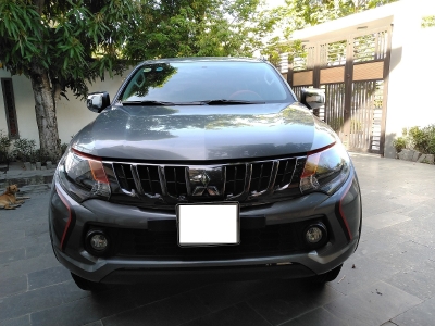 Cần bán xe Mitsubishi Triton 2017 số tự động máy dầu màu xám biển tp