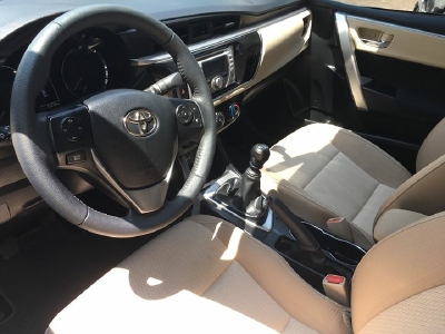 Cần bán xe Toyota Altis 2015 số sàn màu bạc, đi 43.000 Km