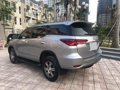 Bán Toyota Fortuner 2018 tự động xăng màu bạc xe như mới