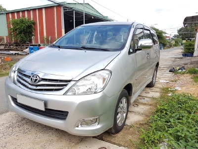 Cần bán xe Toyota Innova 2011 số sàn màu bạc,