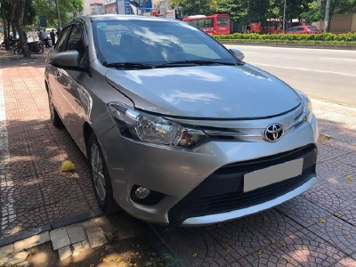 Bán Toyota Vios 2017 số sàn màu Bạc gia đình đi kỹ.