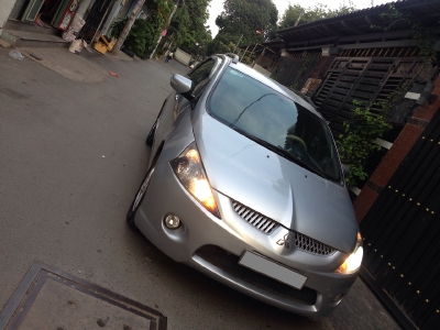 Cần bán xe Mitsubishi Grandis 2006 màu bạc số tự động 7 chỗ