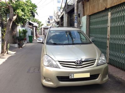 Kẹt tiền bán xe Toyota Innova G số sàn 2012 màu nâu vàng