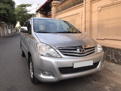 Cần bán xe Toyota Innova 2011 số sàn màu bạc zin lung linh