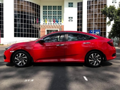 Cần bán xe Honda Civic 1.8E 2018 số tự động màu đỏ nhập khẩu