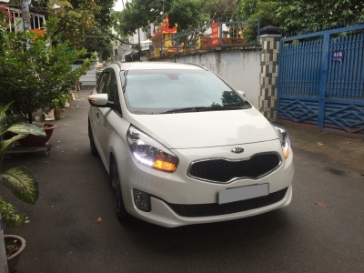 Cần bán xe Kia Rondo 2016 số tự động máy xăng, xe màu trắng còn rất mới