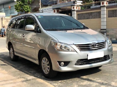 Cần bán xe Innova 2012, số sàn, màu bạc, còn mới tinh