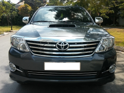 Cần bán xe Toyota Fortuner 2015 mt dầu màu xám chì zin