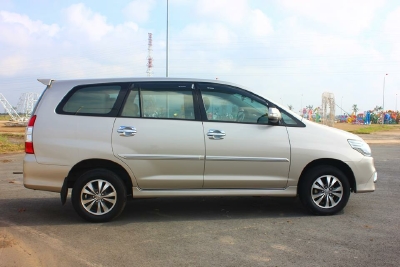 Bán Toyota Innova số sàn 2015 Vàng kim xe chính chủ.