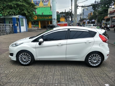Fiesta S 2014, số tự động, màu trắng tinh.