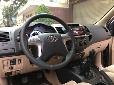 Cần bán xe Toyota Fortuner 2015 máy dầu số sàn, màu xám chì,