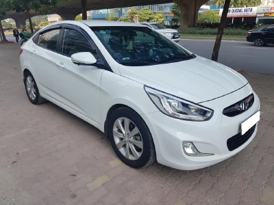Gia đình cần bán Accent blue 2014 số tự động, màu trắng