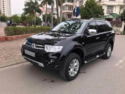 Cần bán xe Mitsubishi Pajero 2017 máy xăng số tự động, màu đen