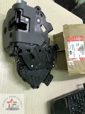 LR064805_LR078748 - Ổ ngậm cửa sau trái Land Rover