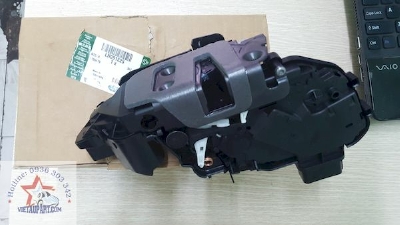 LR091525 - Ổ ngậm cửa trước phải Jaguar