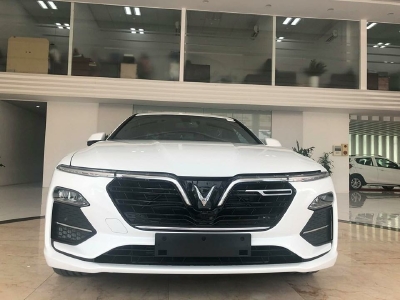 Bán xe Vinfast Lux A2.0 mới 100%, xe có sẵn đủ màu giao ngay, hỗ trợ vay ngân hàng tối đa lãi thấp.