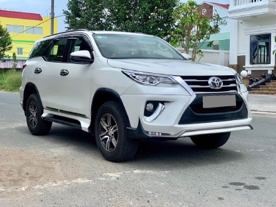 Bán Toyota Fortuner tự động 2017 máy xăng màu trắng cực trẻ trung.