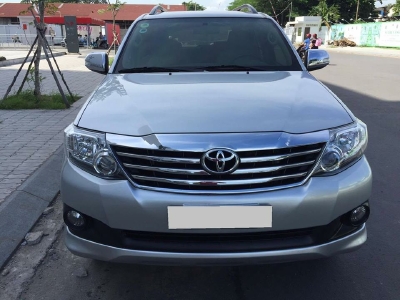 Bán Toyota Fortuner 2012 tự động màu bạc xe zin như mới