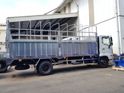 Xe Mui Bạt Hino 6 Tấn Bửng Inox Kèm Ưu Đãi, Vay 80%, Tải Hàng 6 Tấn 6, Thùng Dài 5m6, Hino FC9JJTC E4