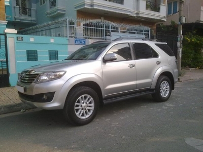 Bán Toytota Fortuner Bạc 2013 tự động xăng chính chủ.