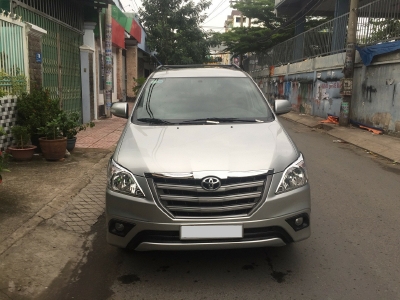 Bán Toyota Innova 2016 màu bạc số sàn xe rất mới.