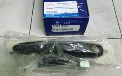 Tay mở cửa ngoài trước Hyundai Tucson
