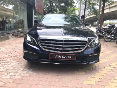 Mercedes E200 2017 màu xanh cavansite