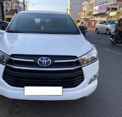 Bán xe Innova 2019, số sàn, màu trắng, còn mới, xe nhà sử dụng