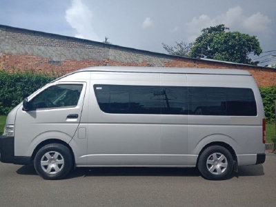 ần bán xe Hiace 2017, nhập Nhật, số sàn, máy dầu, màu xám bạc