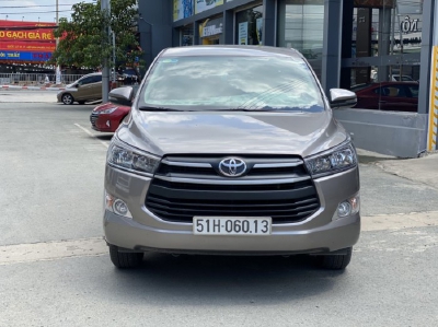 Toyota innova E 2.0MT 2019 màu đồng biển SG